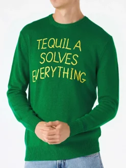 Grüner Herrenpullover mit Tequila solves everything Stickerei