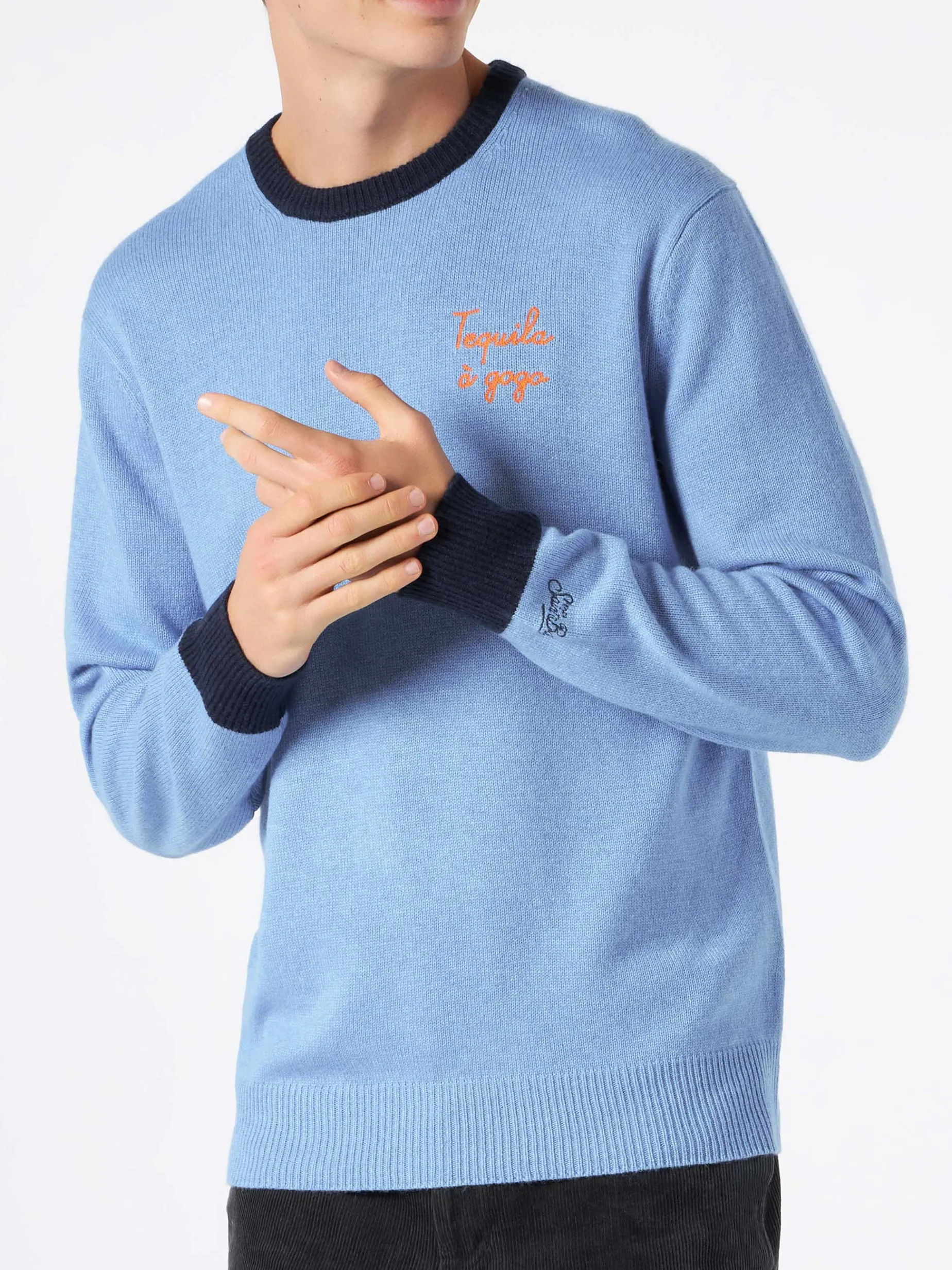 Hellblauer Herrenpullover mit Tequila à Gogo-Stickerei