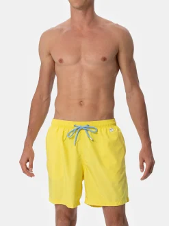 Hellgelbe Herren-Badeshorts aus leichtem Stoff Lighting Pantone | PANTONE-SONDERAUSGABE
