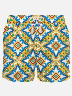 Herren-Badeshorts aus leichtem Stoff mit Maiolika-Print