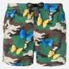 Herren-Badeshorts aus leichtem Stoff mit Schmetterlings- und Tarnmuster