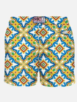 Herren-Badeshorts aus leichtem Stoff mit Maiolika-Print