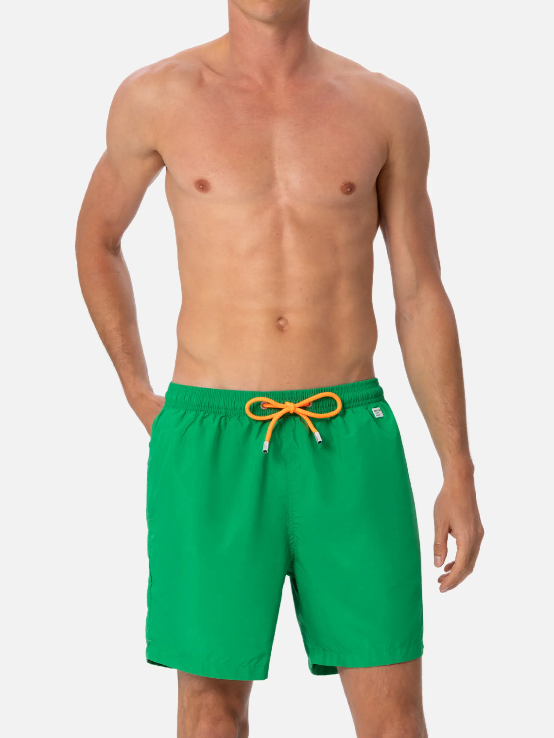Herren-Badeshorts aus leichtem Stoff in Grasgrün Lighting Pantone | PANTONE-SONDERAUSGABE