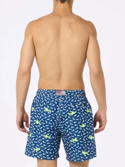 Herren-Badeshorts aus leichtem Stoff mit aufgestickten Haien