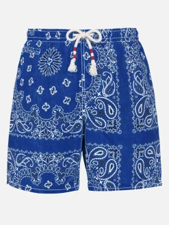 Herren-Badeshorts mit blauem Bandana-Print