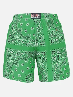 Herren-Badeshorts mit grünem Bandana-Aufdruck
