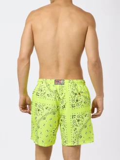 Herren-Badeshorts mit neongelbem Bandana-Print