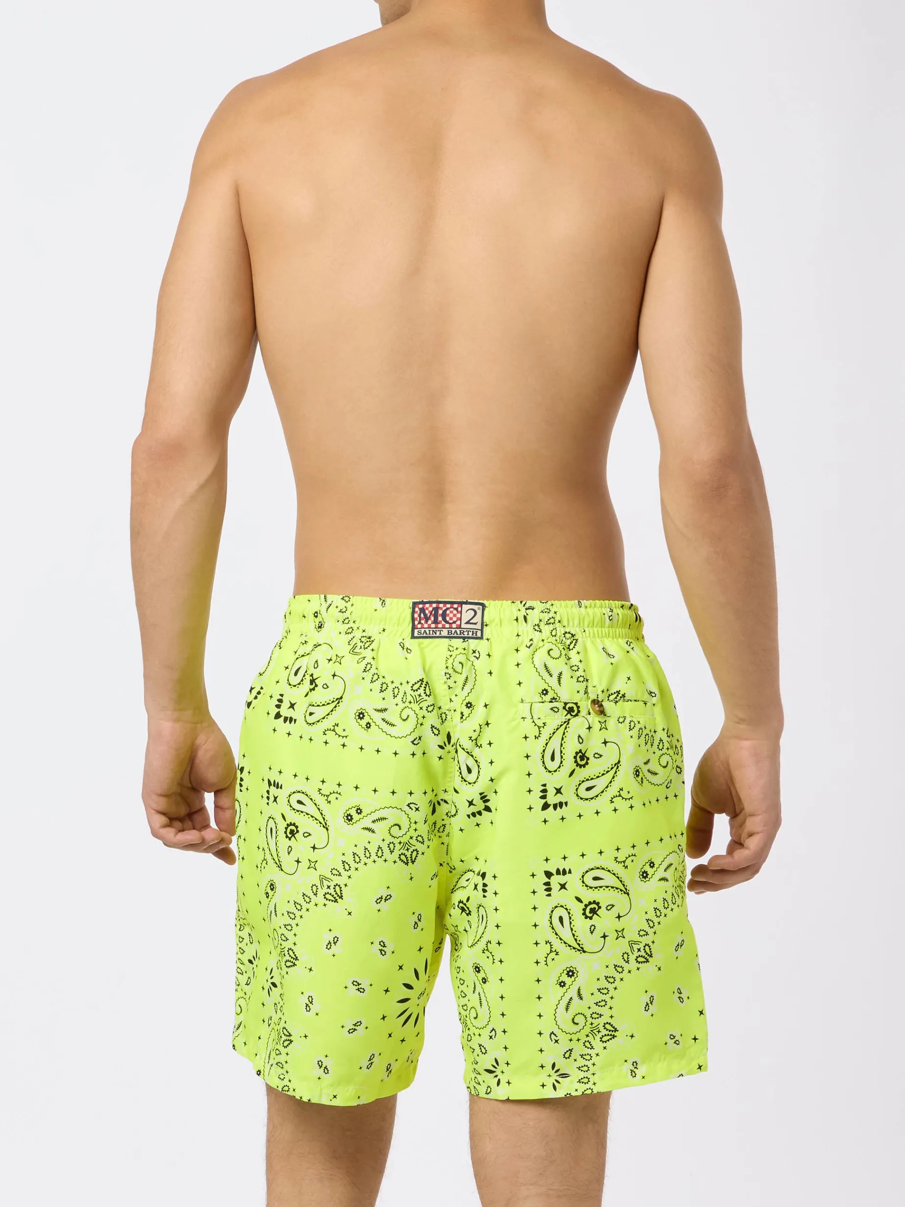Herren-Badeshorts mit neongelbem Bandana-Print