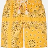 Herren-Badeshorts mit ockerfarbenem Bandana-Print