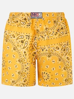 Herren-Badeshorts mit ockerfarbenem Bandana-Print