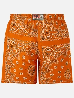 Herren-Badeshorts mit orangefarbenem Bandana-Aufdruck