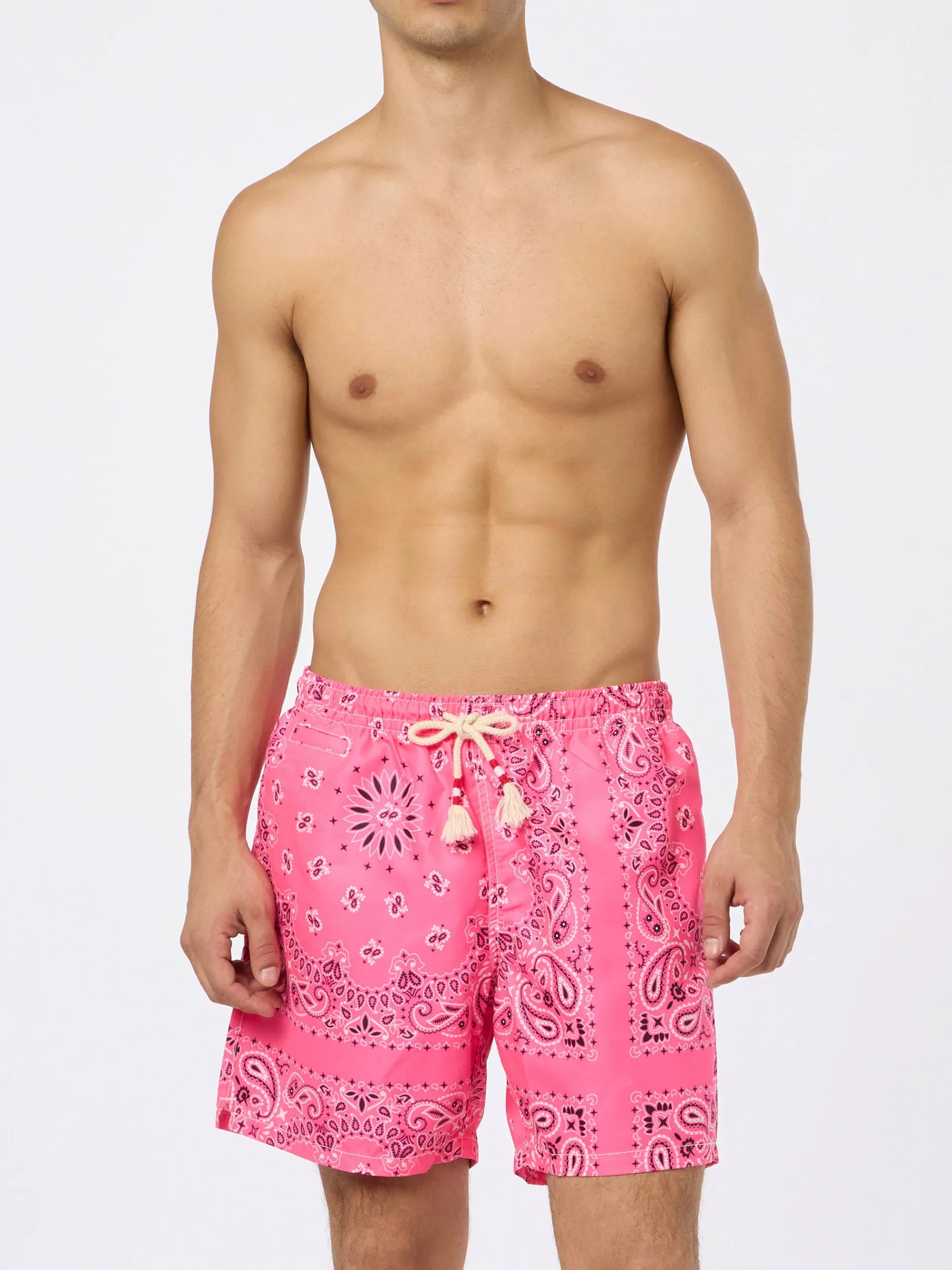 Herren-Badeshorts mit rosa Bandana-Aufdruck