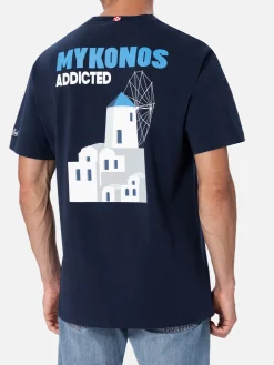 Herren-Baumwoll-T-Shirt mit platziertem Mykonos Addicted-Postkartendruck