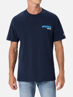Herren-Baumwoll-T-Shirt mit platziertem Mykonos Addicted-Postkartendruck