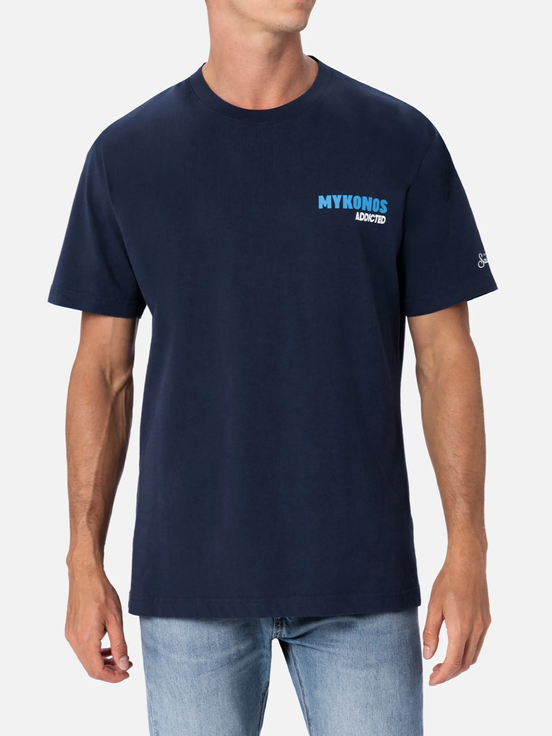 Herren-Baumwoll-T-Shirt mit platziertem Mykonos Addicted-Postkartendruck