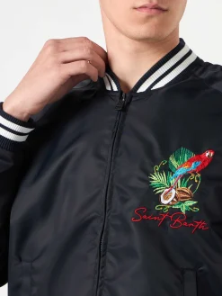 Herrenblaue Marinejacke mit aufgestickten Papageien