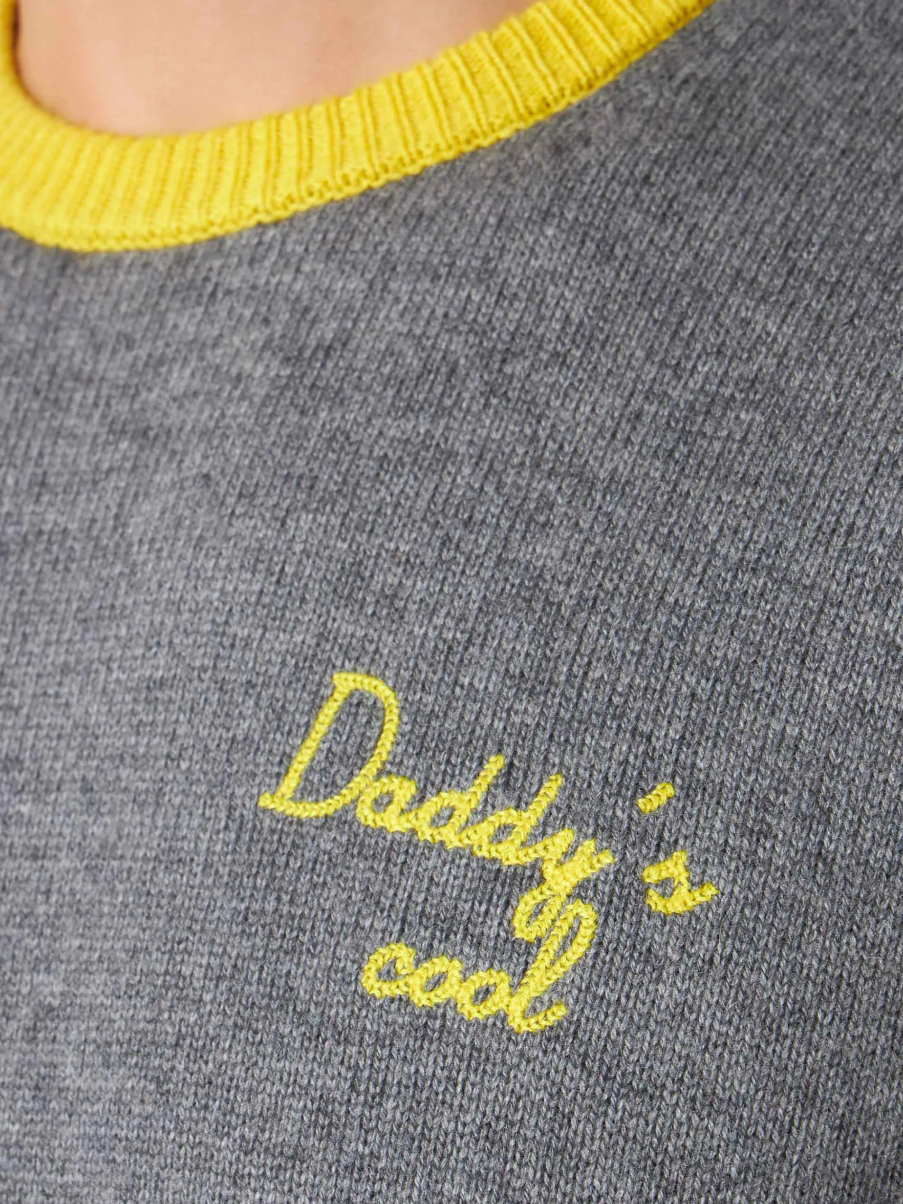 Herrenpullover in Grau mit Daddy's cool Stickerei