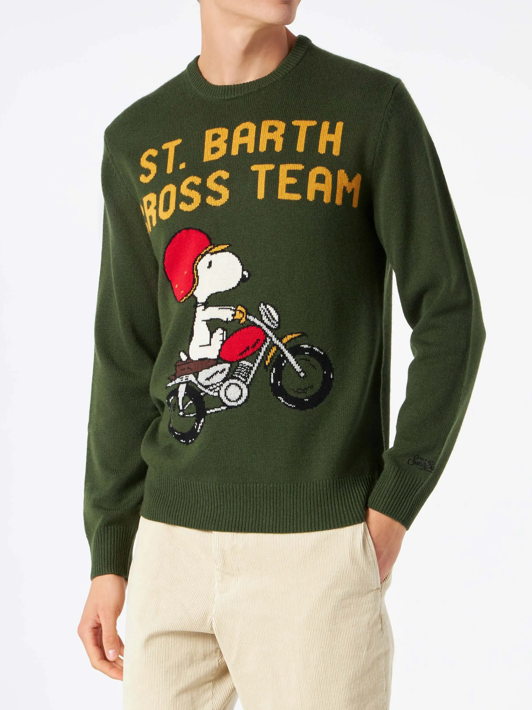Herren-Pullover in Militärgrün mit Snoopy-Aufdruck | PEANUTS™ SONDEREDITION