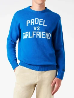 Herrenpullover mit Rundhalsausschnitt und Padel vs. Girlfriend-Jacquard-Print