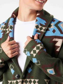 Herrenstrickjacke mit Stickerei
