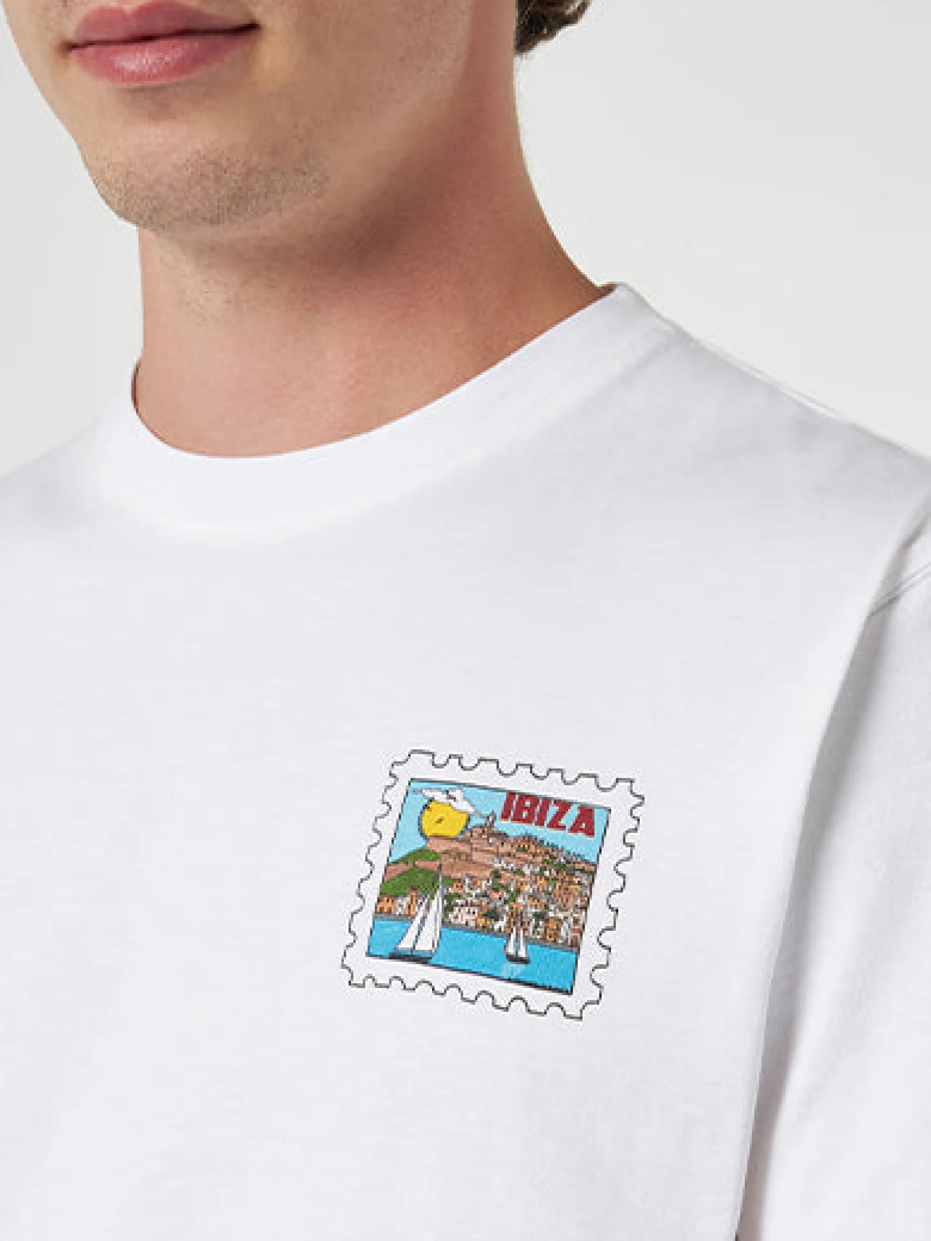 Herren-T-Shirt aus Baumwolle mit Aufdruck „Ibiza-Postkarte“ auf Vorder- und Rückseite | ALESSANDRO ENRIQUEZ SONDERAUSGABE