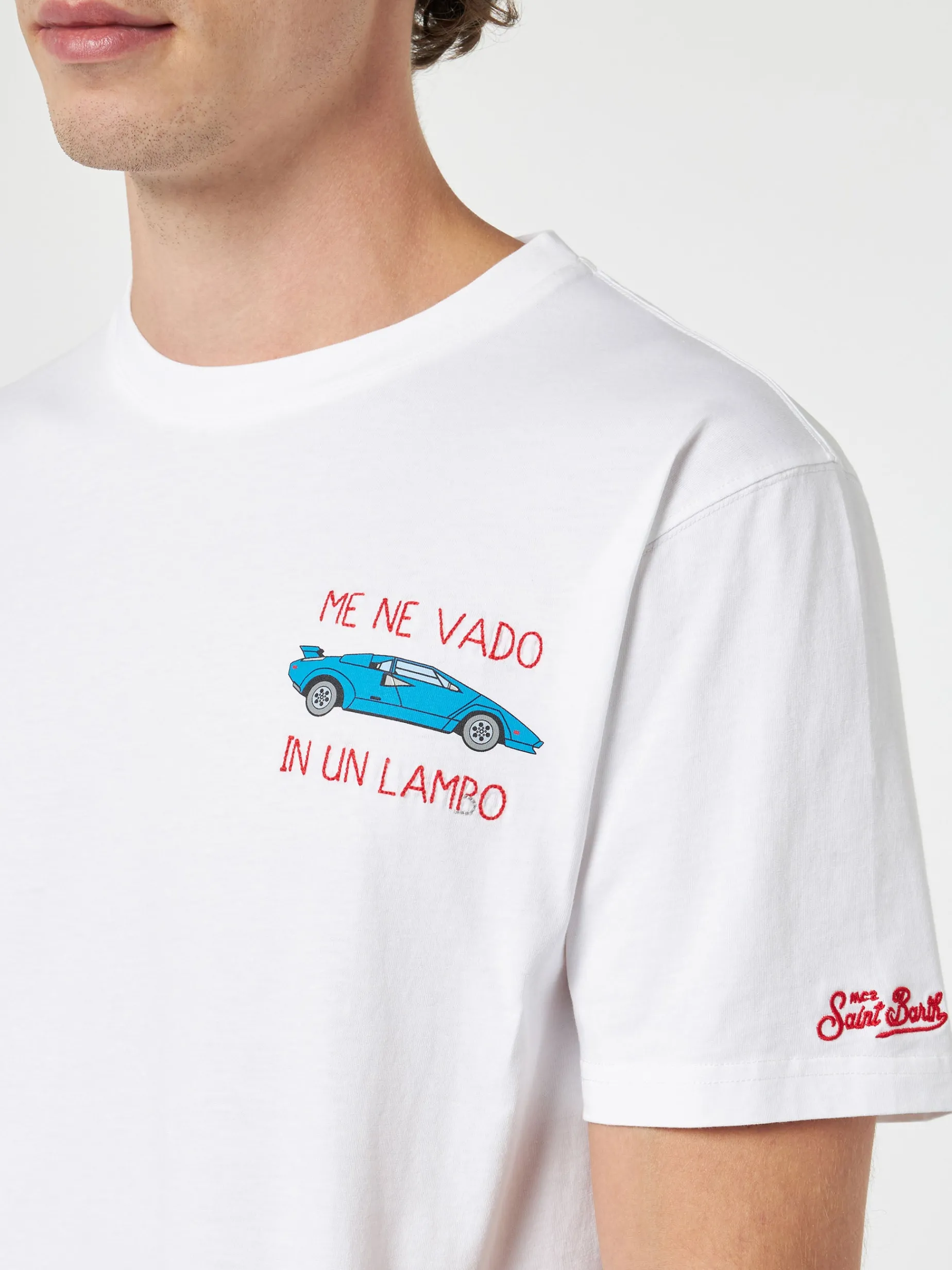 Herren-T-Shirt aus Baumwolle mit der Stickerei „Me ne vado in un lambo“ und dem Aufdruck „Car Placed“.