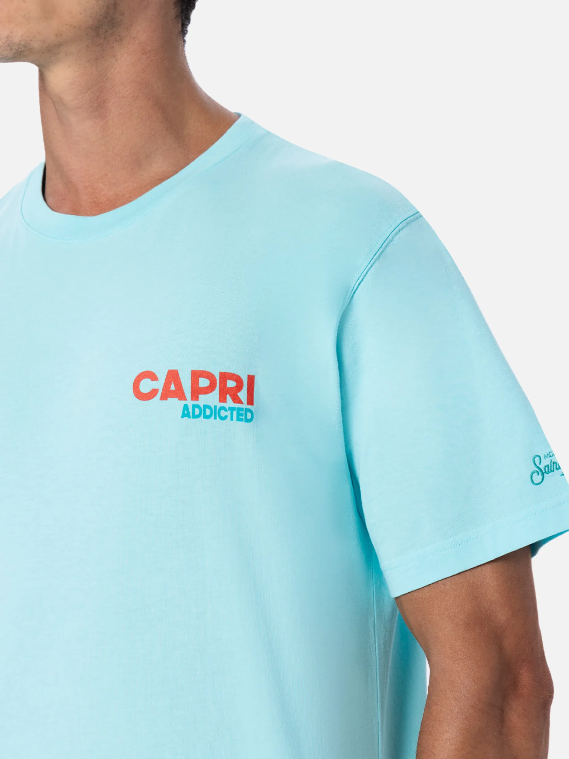 Herren-T-Shirt aus Baumwolle mit platziertem Capri Addicted-Postkartendruck