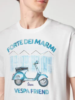 Herren-T-Shirt aus Baumwolle mit Forte dei Marmi-Vespa-Friend-Aufdruck | VESPA® SONDEREDITION