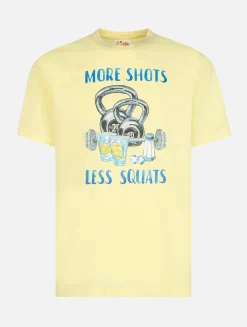 Herren-T-Shirt aus Baumwolle mit platziertem „More Shots Less Squats“-Aufdruck