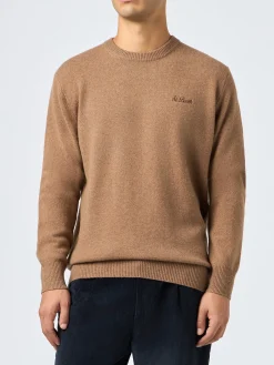 Kamelfarbener Herrenpullover mit Rundhalsausschnitt und St. Barth-Stickerei