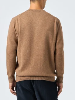 Kamelfarbener Herrenpullover mit Rundhalsausschnitt und St. Barth-Stickerei