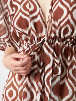 Langes Strandkleid Bliss aus Baumwolle und Seide mit Ikat-Print