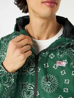 Leichte Herren-Windjacke mit Kapuze und Bandana-Aufdruck