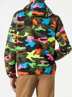 Leichte Herren-Windjacke mit Kapuze und Tarnmuster