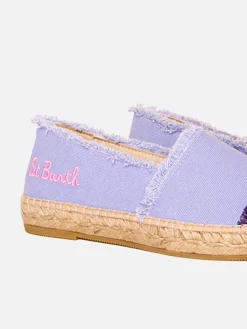 Lilafarbene Canvas-Espadrillas mit Stickerei