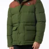 Mann mit Daunenjacke in Militärgrün mit Kapuze