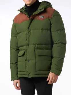 Mann mit Daunenjacke in Militärgrün mit Kapuze