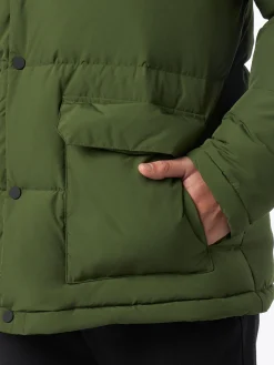 Mann mit Daunenjacke in Militärgrün mit Kapuze