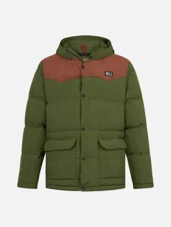 Mann mit Daunenjacke in Militärgrün mit Kapuze
