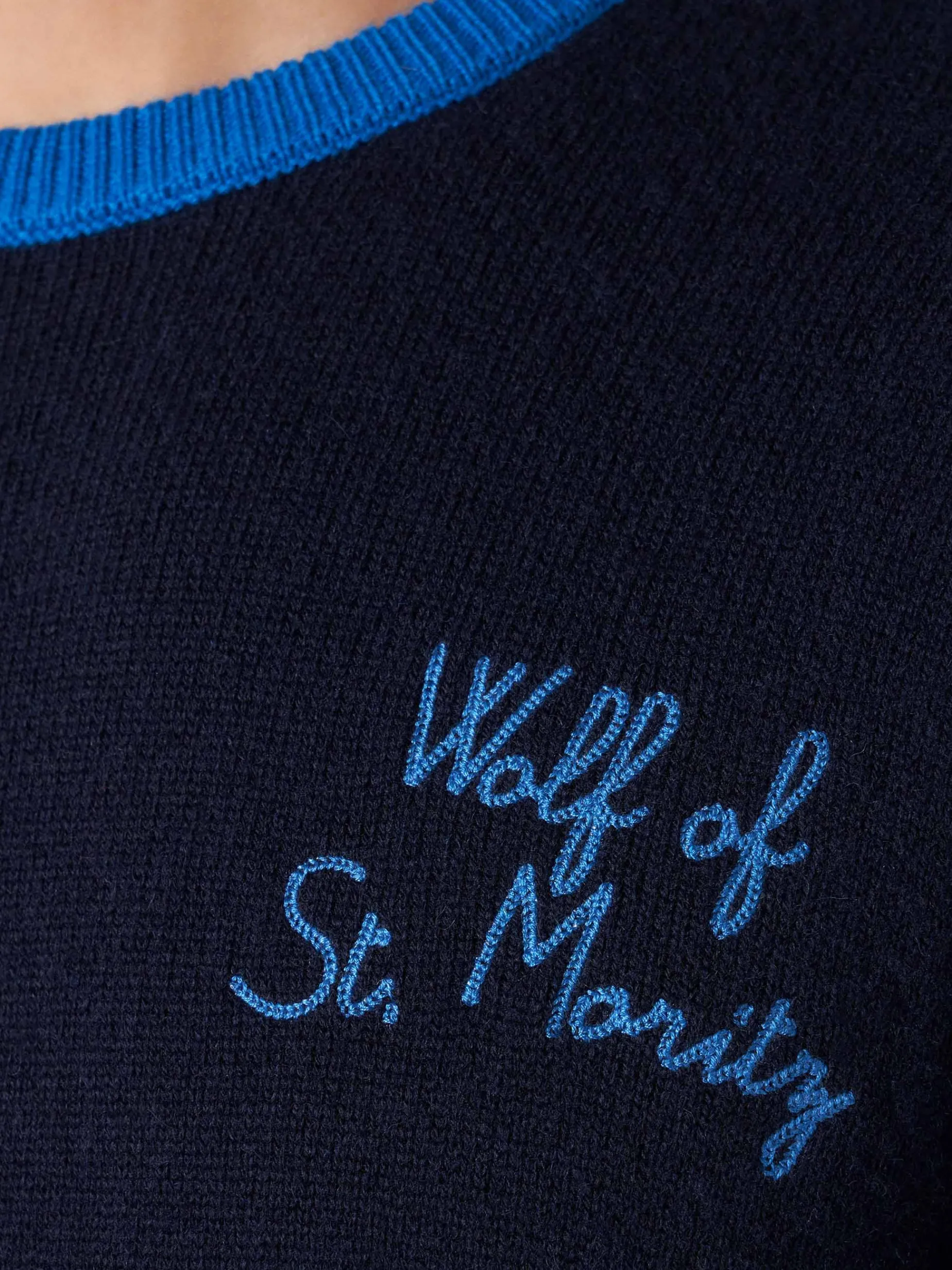 Marineblauer Herrenpullover mit „Wolf von St. Moritz“-Stickerei