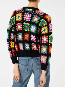 Mehrfarbiger Häkelpullover für Damen