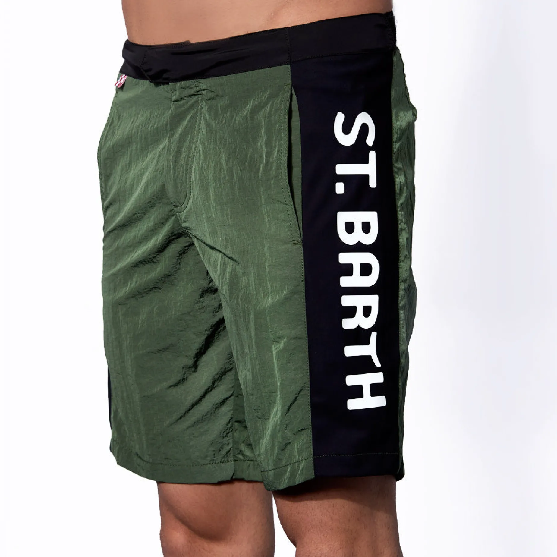 Militärgrüne Badeshorts mit kontrastierendem Seitenband
