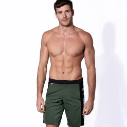 Militärgrüne Badeshorts mit kontrastierendem Seitenband