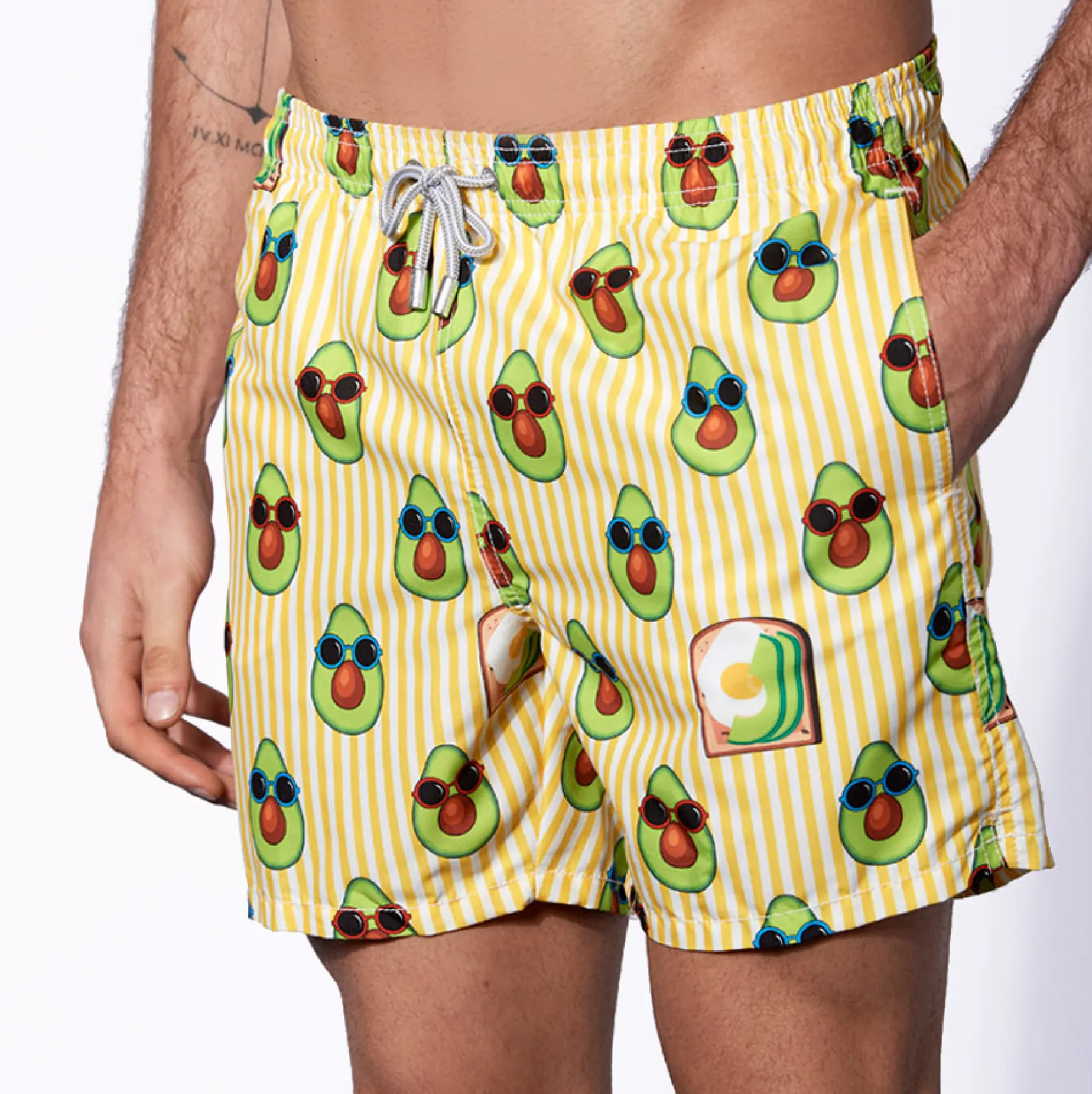 Mittellange Badeshorts mit Avocado-Toast-Streifendruck