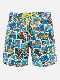 Mittellange Gustavia-Badeshorts für Herren mit Postkarten-Mix-Print | ALESSANDRO ENRIQUEZ SONDERAUSGABE