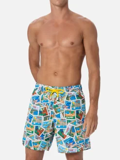Mittellange Gustavia-Badeshorts für Herren mit Postkarten-Mix-Print | ALESSANDRO ENRIQUEZ SONDERAUSGABE