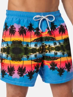 Mittellange Gustavia-Badeshorts für Herren mit Palmen-Landschaftsdruck | AI CO-CREATED DESIGN BY RICKDICK - POWERED BY RED-EYE