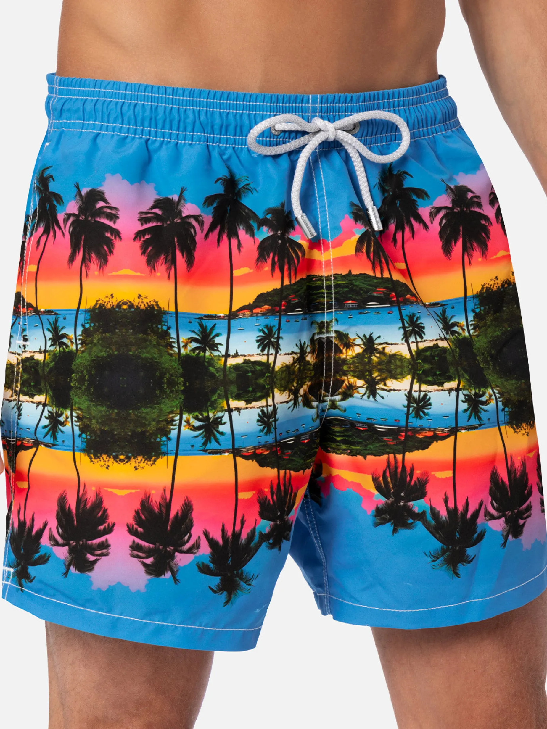 Mittellange Gustavia-Badeshorts für Herren mit Palmen-Landschaftsdruck | AI CO-CREATED DESIGN BY RICKDICK - POWERED BY RED-EYE