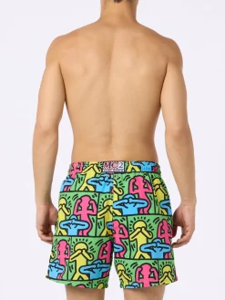 Mittellange Gustavia-Badeshorts für Herren mit platziertem Keith-Haring-Design | KEITH HARING SONDERAUSGABE
