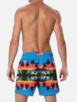Mittellange Gustavia-Badeshorts für Herren mit Palmen-Landschaftsdruck | AI CO-CREATED DESIGN BY RICKDICK - POWERED BY RED-EYE